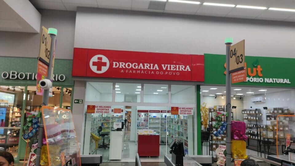 Farmácia a venda dentro supermercado Pague Menos