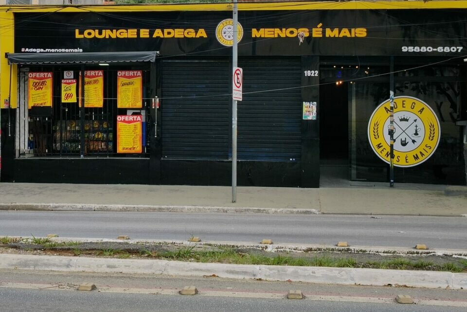 Adega montada a venda próximo da Penha