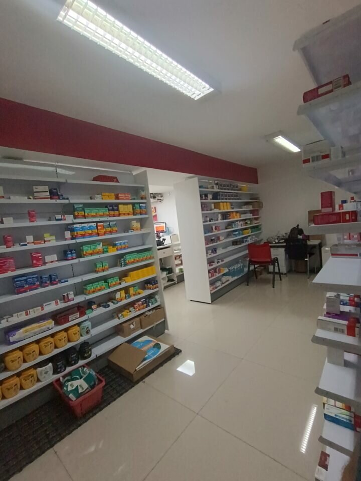 Drogaria completa com galeria