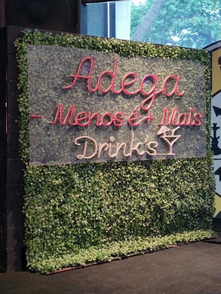 Adega montada a venda próximo da Penha