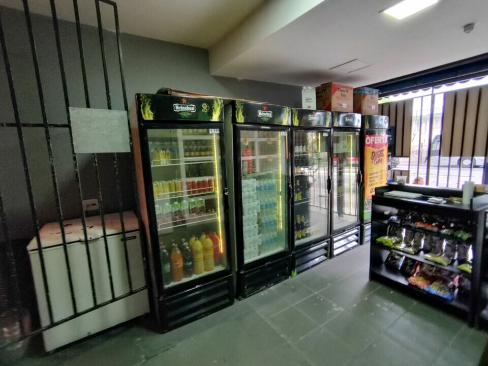 Adega montada a venda próximo da Penha