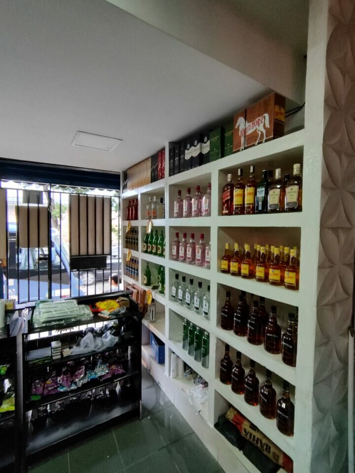 Adega montada a venda próximo da Penha