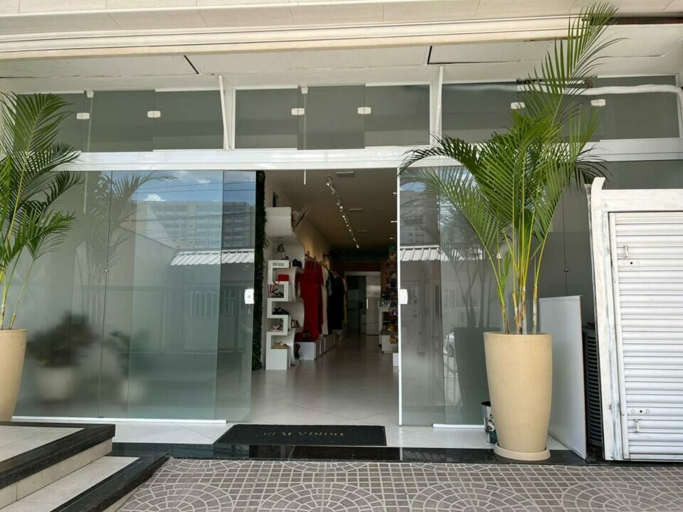 Estoque de roupas calçados e acessorios de moda