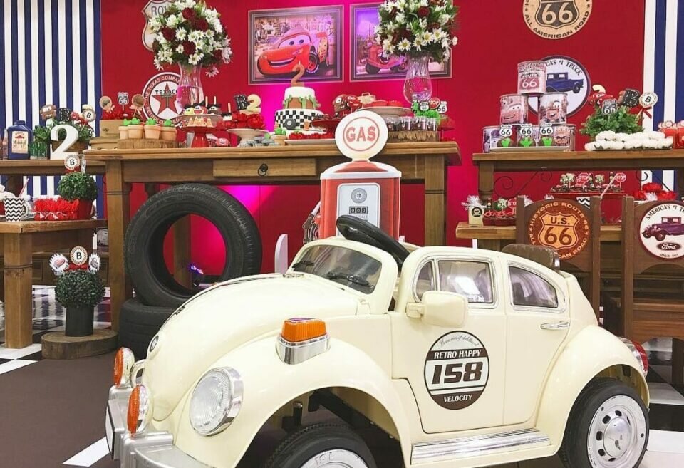 Vende-se acervo completo com material de decoração para festas