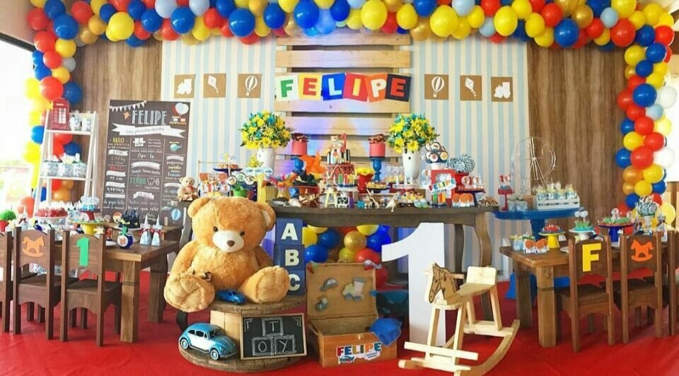 Vende-se acervo completo com material de decoração para festas