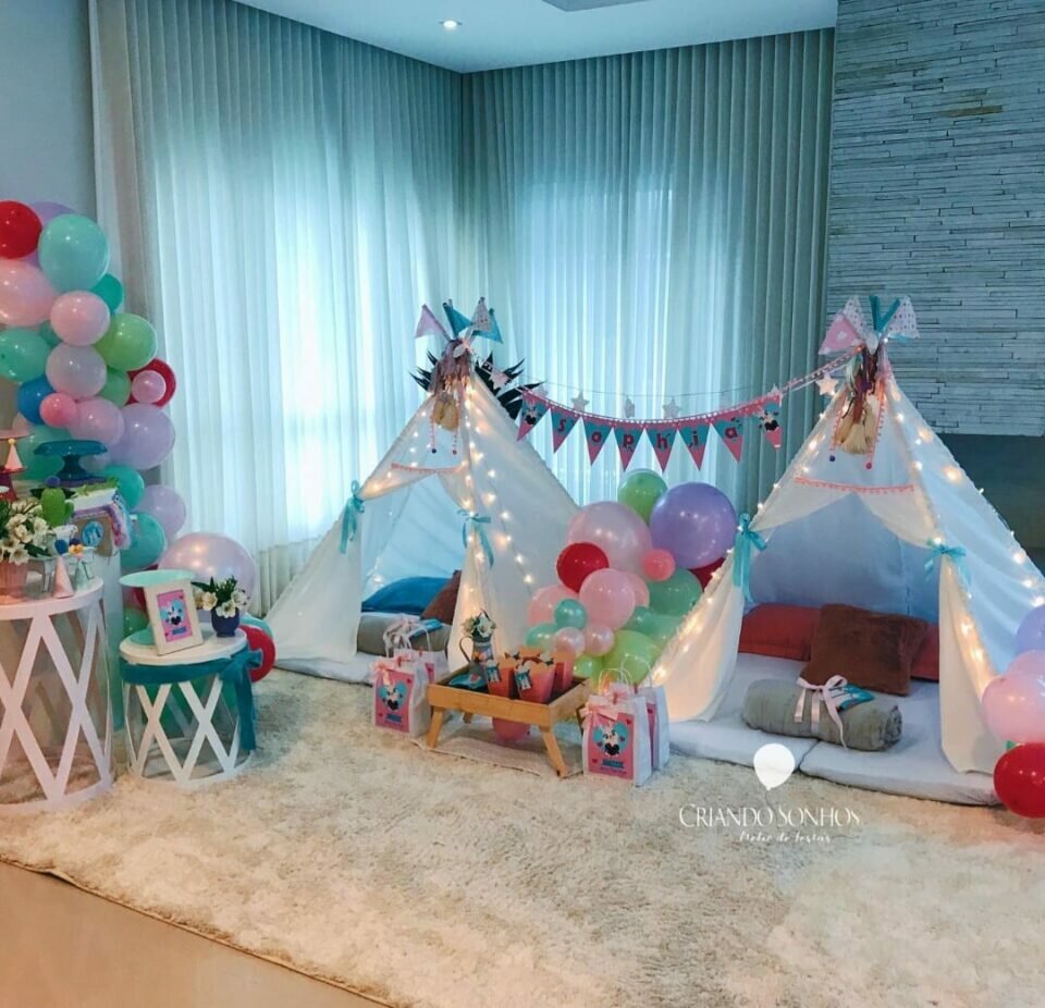 Vende-se acervo completo com material de decoração para festas