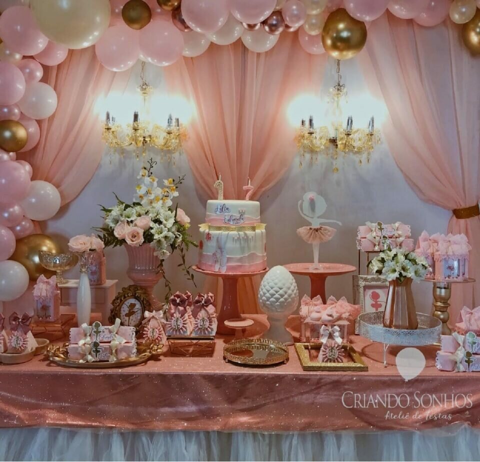 Vende-se acervo completo com material de decoração para festas
