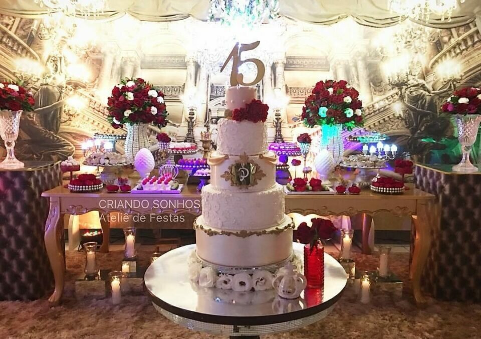 Vende-se acervo completo com material de decoração para festas