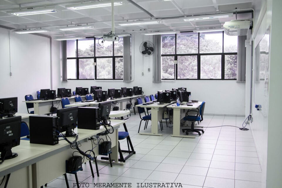TRACIONAL E ESTRUTURADISSIMA ESCOLA TÉCNICA/PROFISSIONAL-CURITIBA/PR