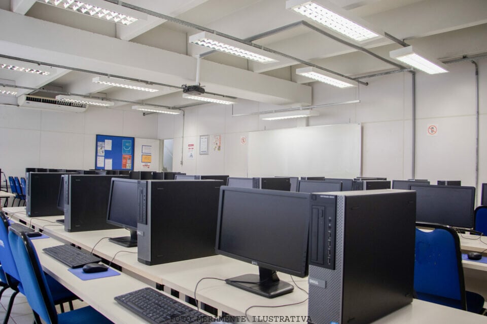 TRACIONAL E ESTRUTURADISSIMA ESCOLA TÉCNICA/PROFISSIONAL-CURITIBA/PR