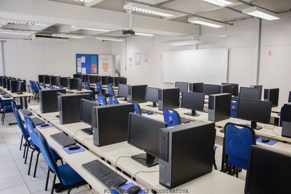TRACIONAL E ESTRUTURADISSIMA ESCOLA TÉCNICA/PROFISSIONAL-CURITIBA/PR