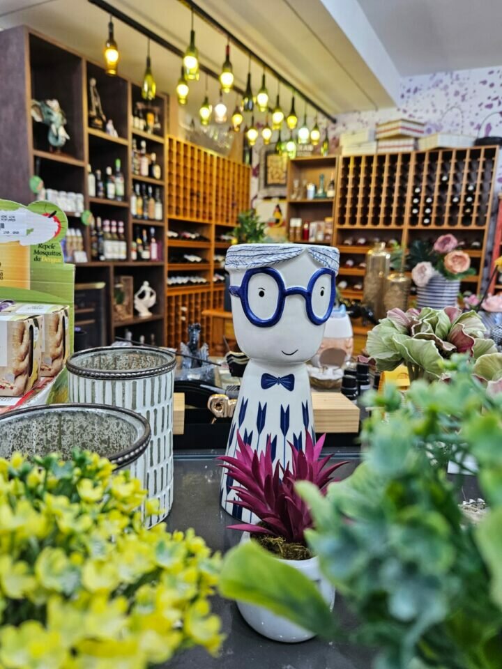 Pronta para trabalhar- Loja de  móveis, decorações e vinhos finos