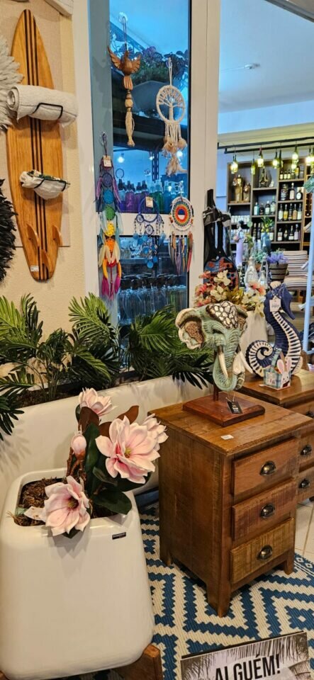 Pronta para trabalhar- Loja de  móveis, decorações e vinhos finos