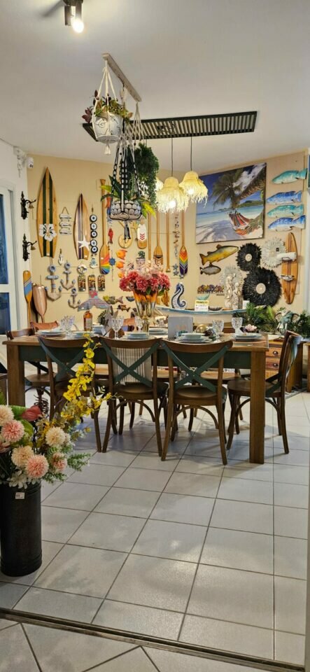 Pronta para trabalhar- Loja de  móveis, decorações e vinhos finos