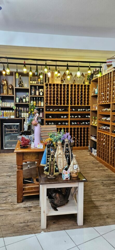 Pronta para trabalhar- Loja de  móveis, decorações e vinhos finos