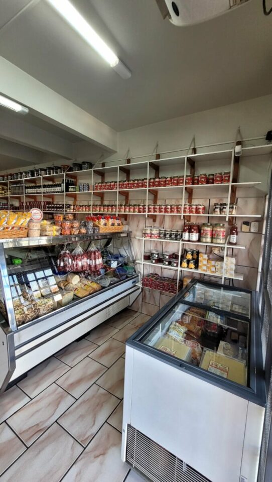 Comércio de frios e laticínios consolidado, 33 anos no mercado
