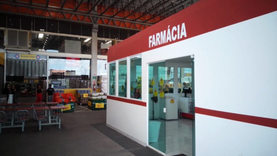 Venda de farmácia dentro de atacado Roldão