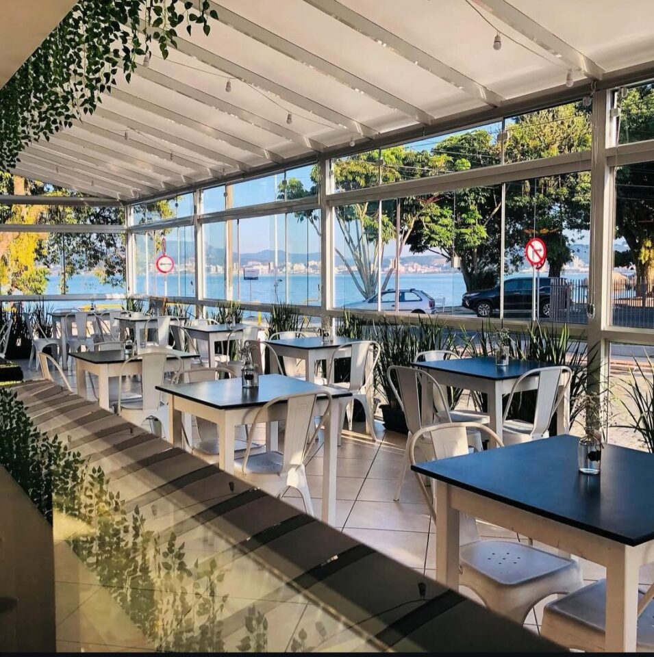 Cafeteria à venda, localizada de frente para o mar