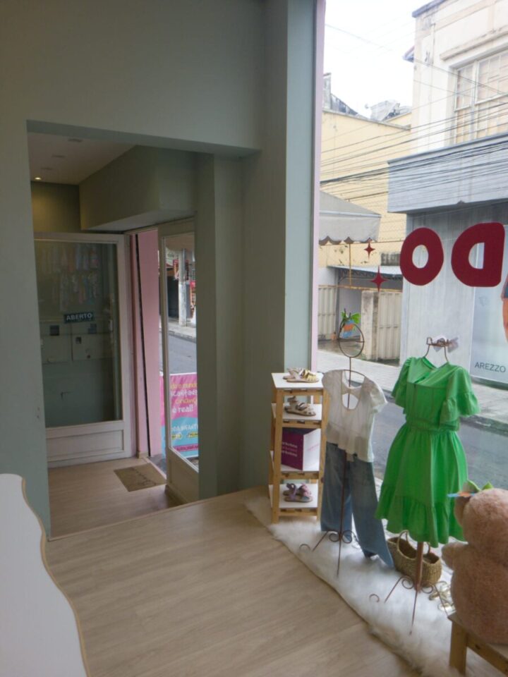 Loja roupa infantil com estoque