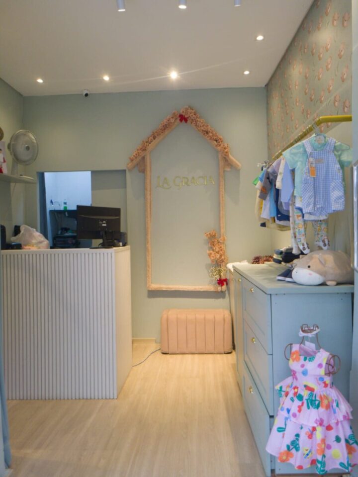 Loja roupa infantil com estoque