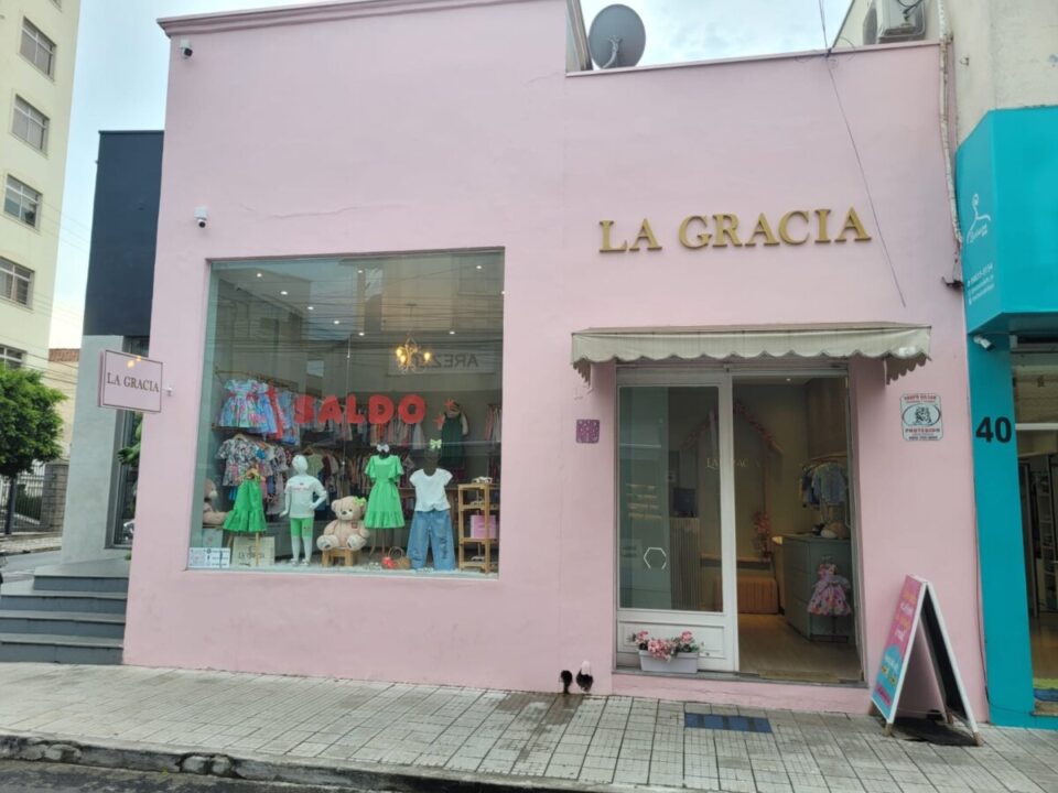Loja roupa infantil com estoque