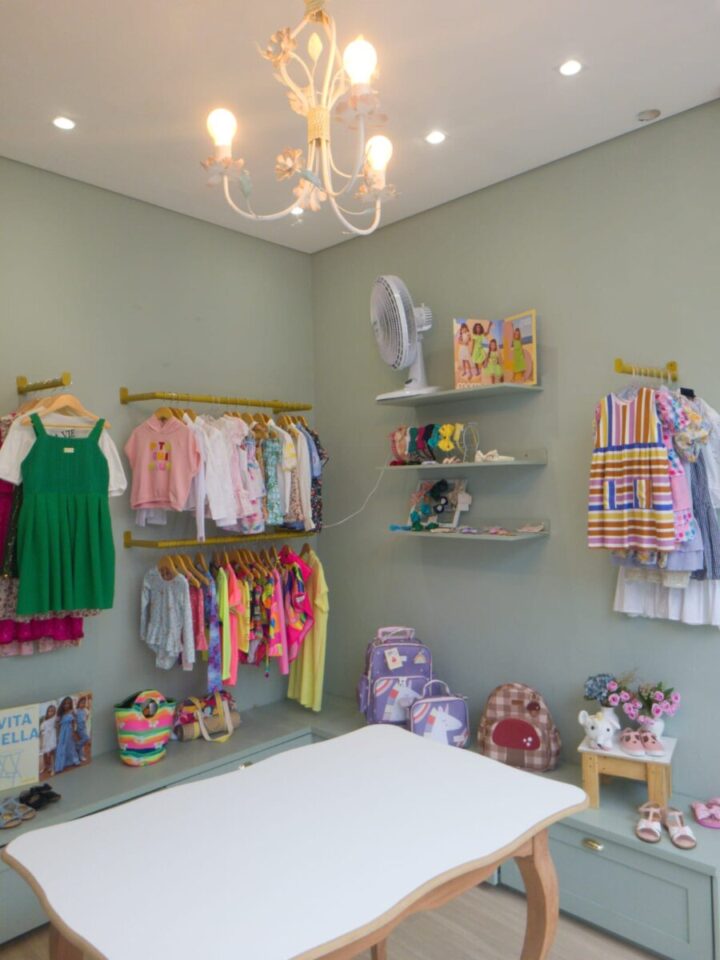 Loja roupa infantil com estoque