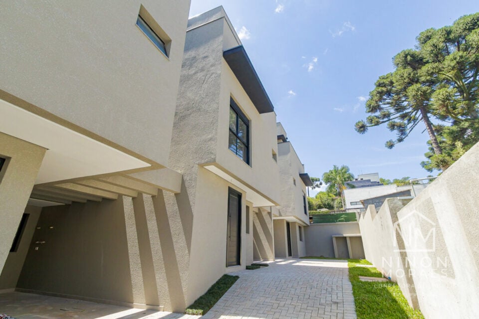 SOBRADOS NOVOS com 3 quartos, suíte, ático nas Mercês CURITIBA PARANÁ