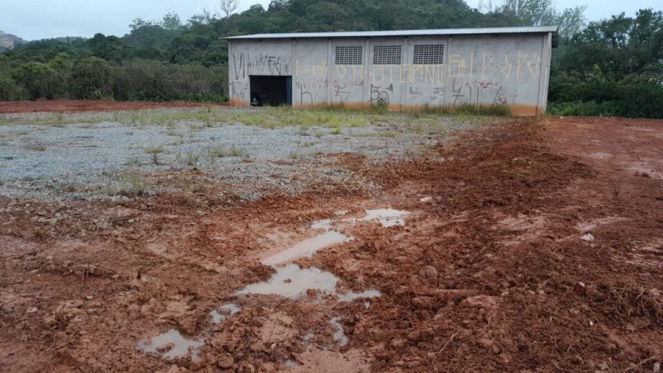 GALPÃO 300M2 COMERCIAL COM 3,000 M2 ESTACIONAMENTO