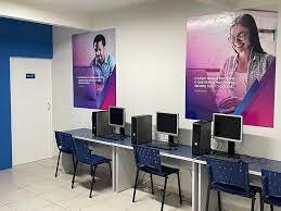 Vendo 3 polos de universidade de renome com alunos