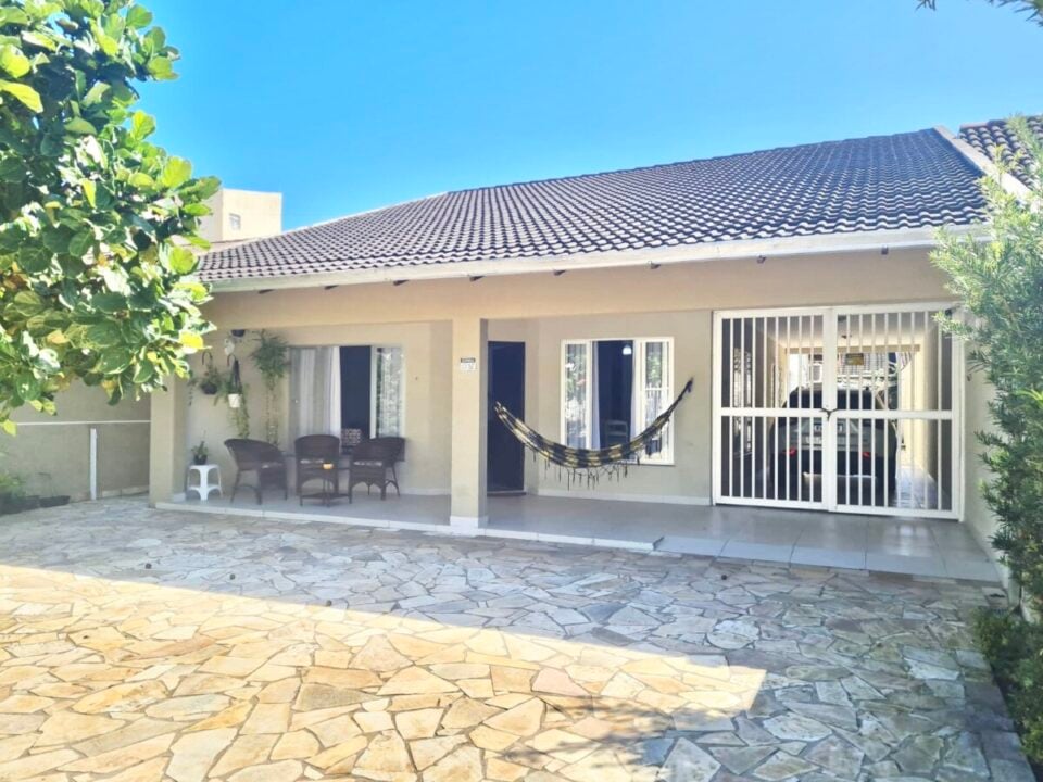 Casa na praia de GUARATUBA com piscina, 4 quartos com 230m² PR
