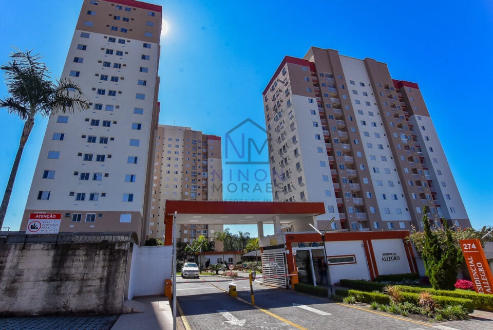Apartamento com sacada, ensolarado em condomínio clube no Pinheirinho CWB