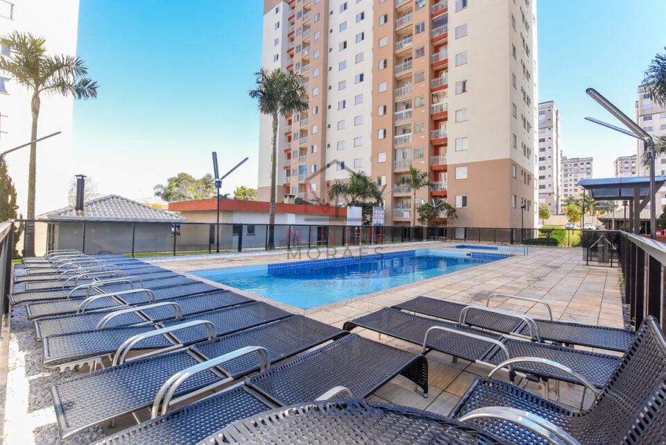 Apartamento com sacada, ensolarado em condomínio clube no Pinheirinho CWB