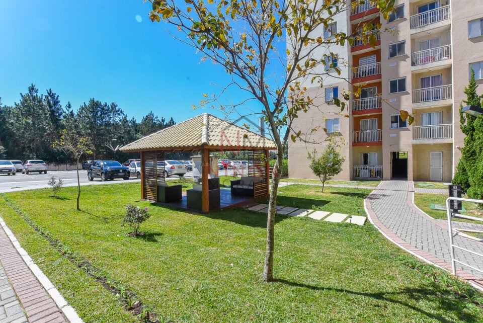 Apartamento com sacada, ensolarado em condomínio clube no Pinheirinho CWB