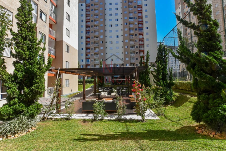 Apartamento com sacada, ensolarado em condomínio clube no Pinheirinho CWB