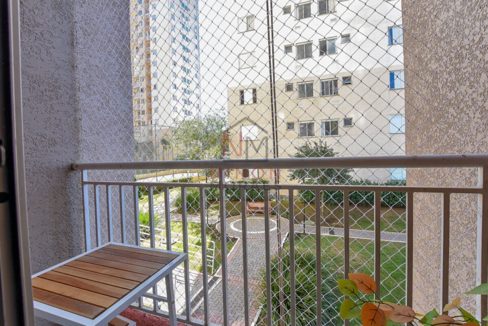 Apartamento com sacada, ensolarado em condomínio clube no Pinheirinho CWB