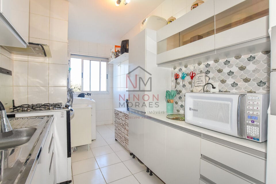 Apartamento com sacada, ensolarado em condomínio clube no Pinheirinho CWB