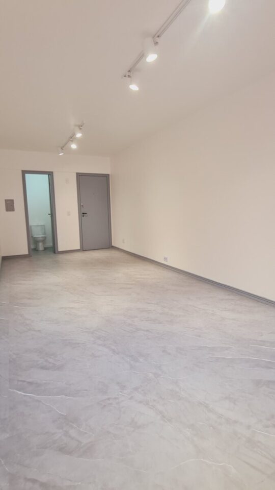 SALA REFORMADA NO BIGORRILHO EM LOCAL PRIVILEGIADO COM 2 VAGAS CURITIBA/