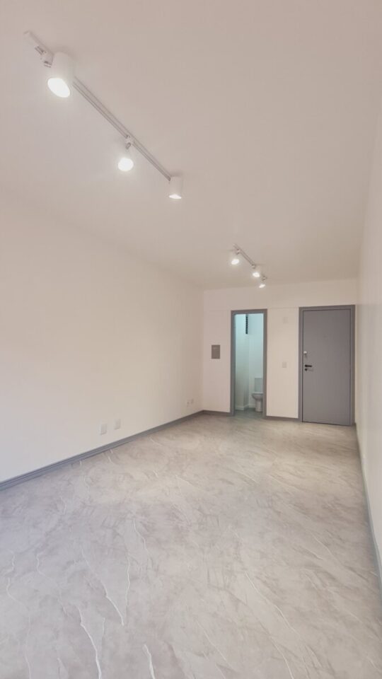 SALA REFORMADA NO BIGORRILHO EM LOCAL PRIVILEGIADO COM 2 VAGAS CURITIBA/