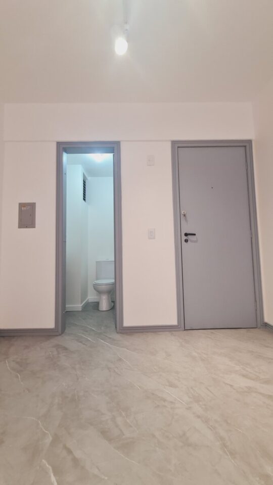SALA REFORMADA NO BIGORRILHO EM LOCAL PRIVILEGIADO COM 2 VAGAS CURITIBA/