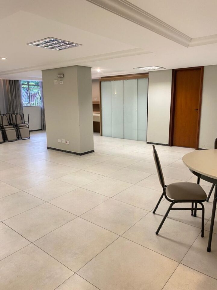 SALA REFORMADA NO BIGORRILHO EM LOCAL PRIVILEGIADO COM 2 VAGAS CURITIBA/