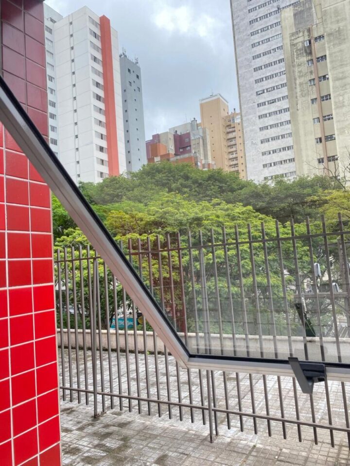 SALA REFORMADA NO BIGORRILHO EM LOCAL PRIVILEGIADO COM 2 VAGAS CURITIBA/