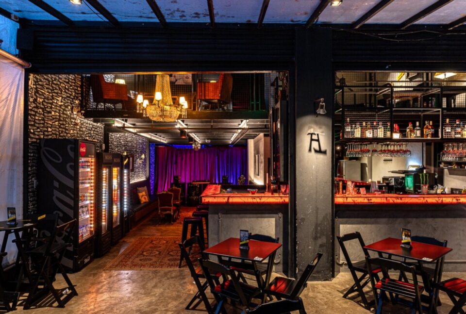 Bar em atividade em Santos, SP