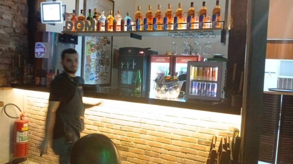 Vendo Bar/Restaurante Polo Alto Méier porteira fechada faturando