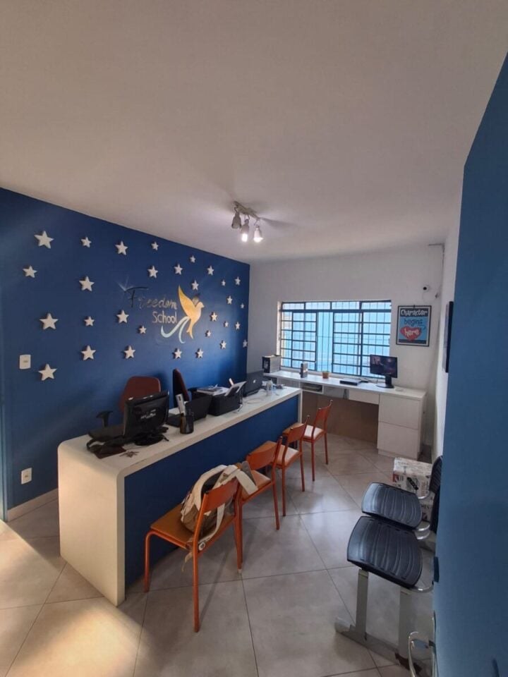 ESCOLA DE IDIOMAS/ CURSO PROFISSIONALIZANTE