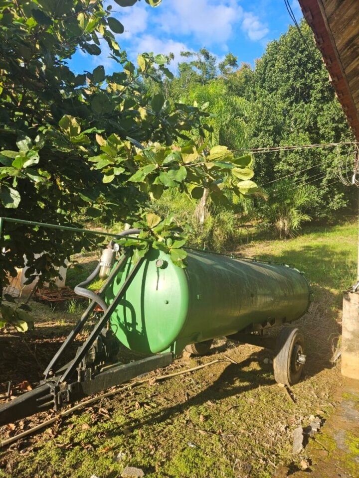 EQUIPAMENTOS AGRÍCOLAS – TRATOR E CHORUMEIRA