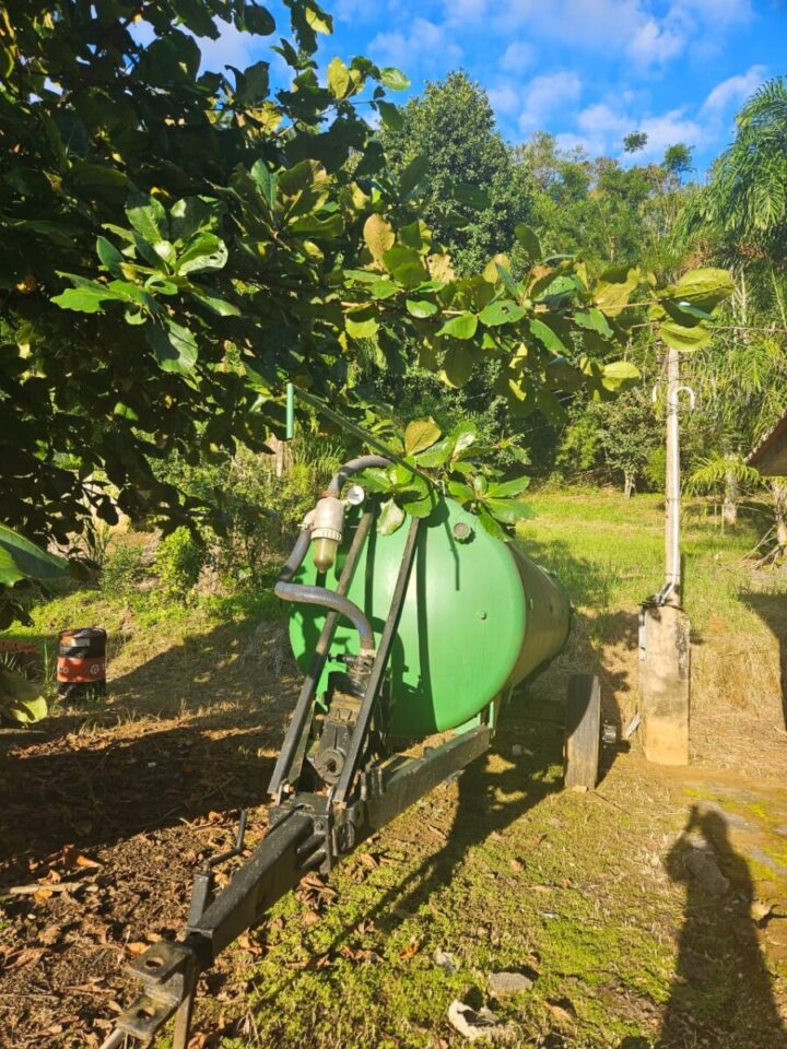 EQUIPAMENTOS AGRÍCOLAS – TRATOR E CHORUMEIRA