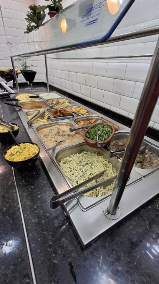 Restaurante instalado e com receita e praça de alimentação