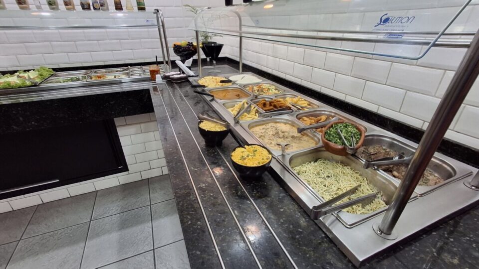 Restaurante instalado e com receita e praça de alimentação