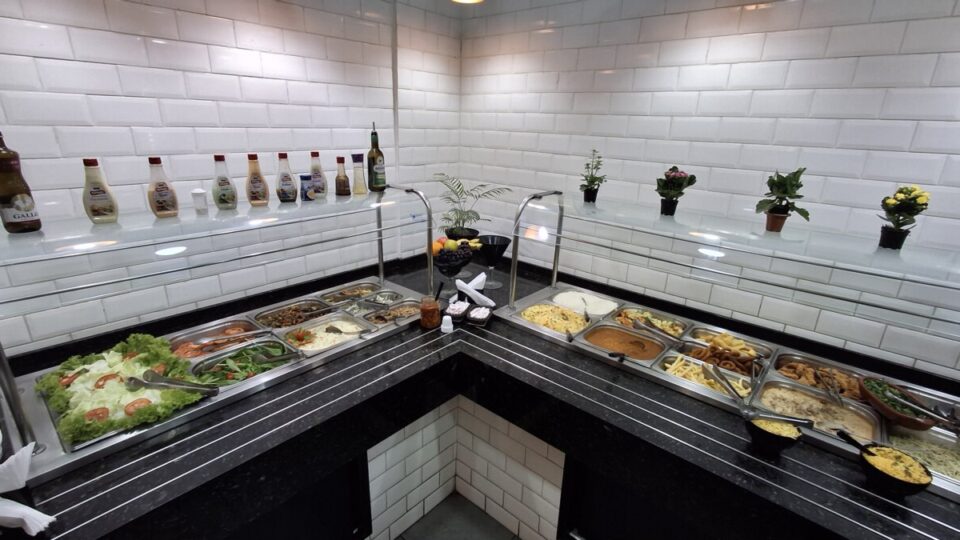 Restaurante instalado e com receita e praça de alimentação