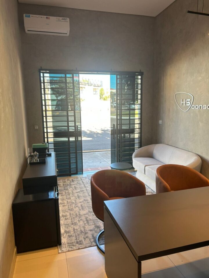 SALA REFORMADA, PASSA O PONTO EM IBIPORÃ PARANÁ